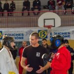 Combattant en action dans un ring de boxe libre