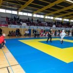 Séance de kick boxing avec coups de pied hauts