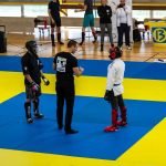 Séance de kick boxing avec coups de pied hauts